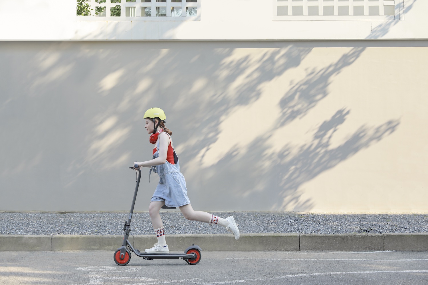 Ninebot eKickScooter ZING C20_Lifestyle pictures_Girl riding-side view